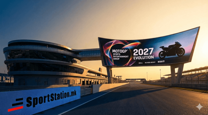 Илустрација на тркачка патека со голем екран кој го прикажува новото лого на MotoGP Sports Entertainment Group и клучните промени за 2027 година, како 850cc мотори и Пирели гуми, со лого на SportStation.mk во преден план.